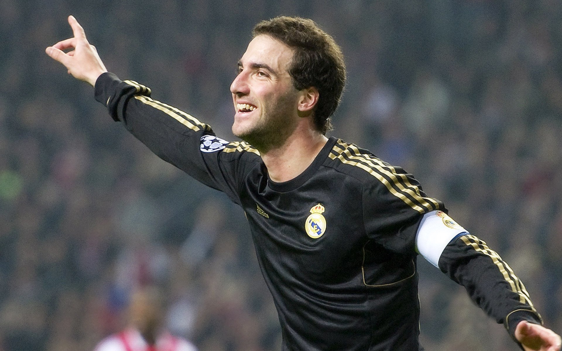 西班牙女足联赛决赛场上现独特风采,西班牙女足队长